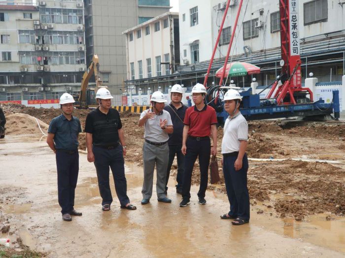 1528264791736962.jpg 01公司党委书记、董事长陈祖训在施工现场旅行.jpg
