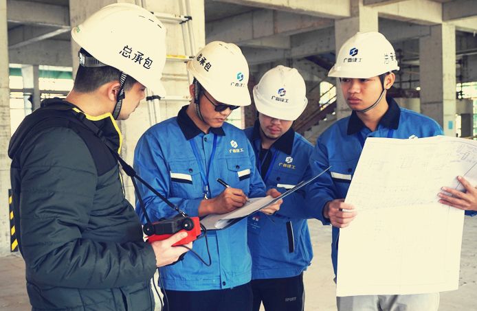 工地现场认真研究施工质量问题（左二李斌，，右一蔡仁辉）.jpg