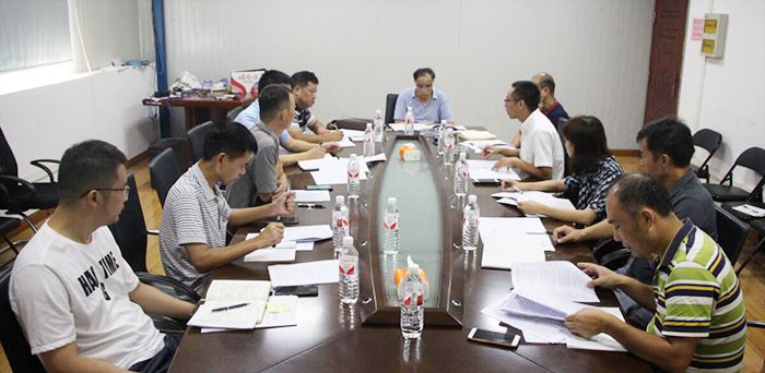 0822林平均听取项目司理汇报清欠事情希望。。。。。。谢锰摄影。。。。。。.jpg