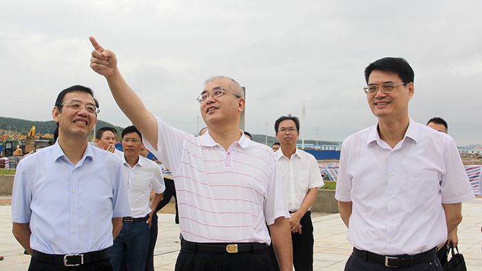 1536031321133316.jpg 金宁运(右一)陈建军(中)唐咸仅(左一)审查项目介绍、施工建设展板.JPG