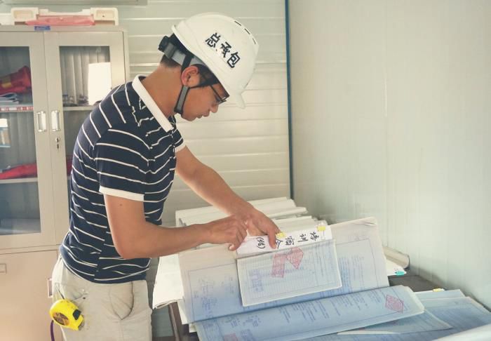 卷尺不离身，，，，能下工地，，，，也能仔细的整理好每一份资料。。。谢微旋 摄.jpg