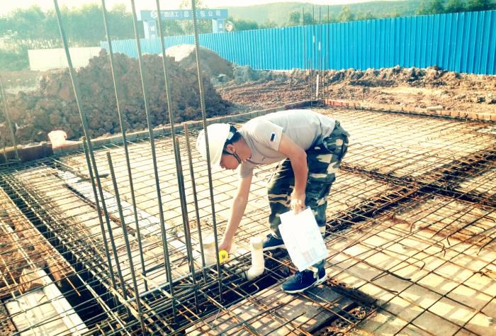 12月的深冬，，，，蔡仁辉身着短袖在现场认真开展基础及底板检查。。。刘子俊 摄.jpg