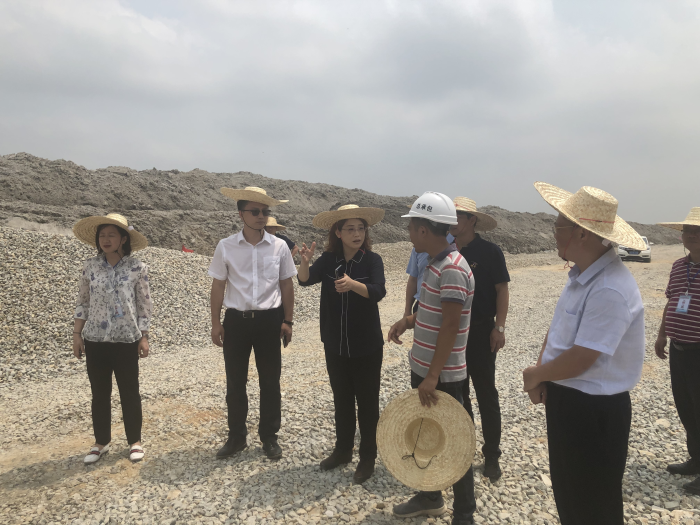 2实地审查施工现场。。卢丽君 摄700.png