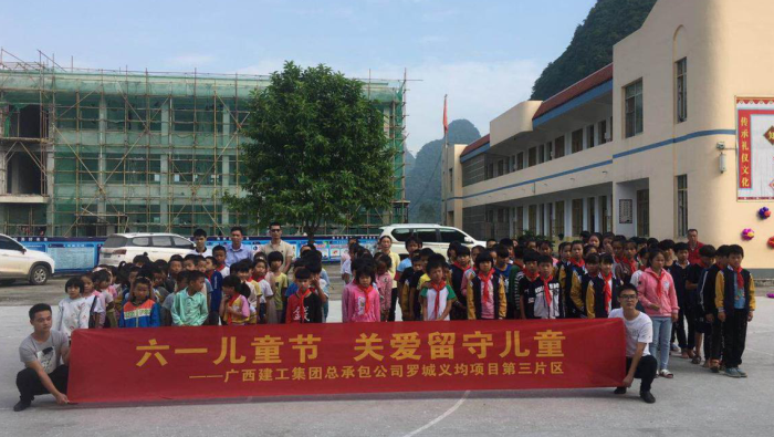 3与八联小学的学生们合影留念。。。。。马国敏 摄700.png