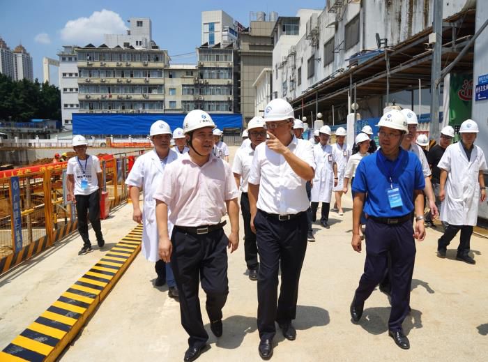 4黄俊华视察项目部。。。。 刘萌萌 摄700.jpg