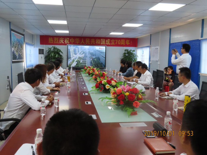 4.1项目部组织寓目阅兵大典。。。；撇仕 摄700.png