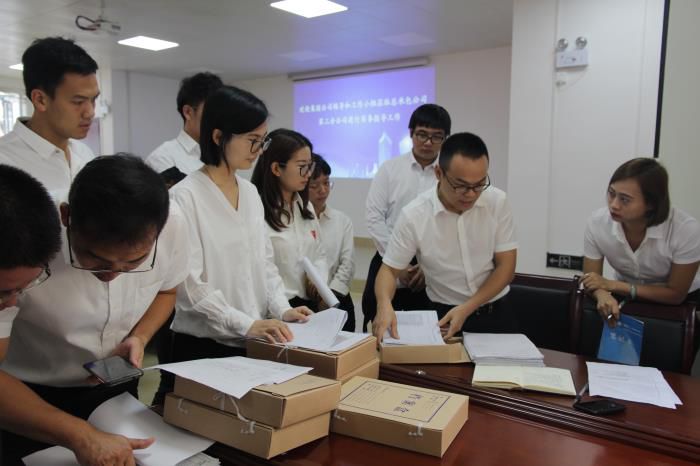 8.1检查相关资料。。。。。邓灿滨 摄700.JPG