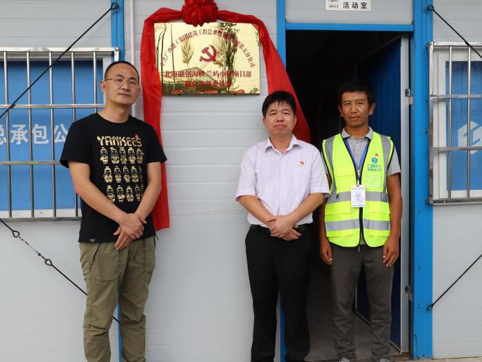 7.1揭牌现场。。。杨钰 摄700.JPG