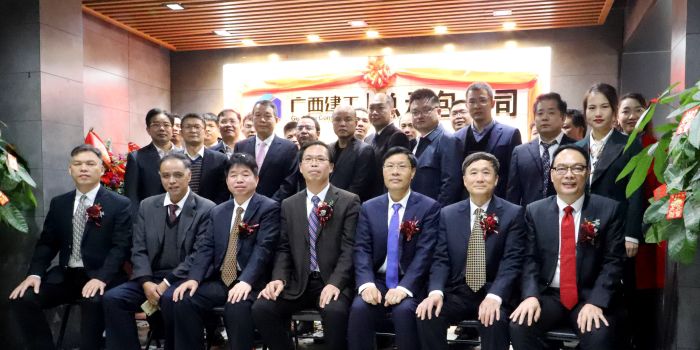 公司在家向导与各单位代表合影留念。。。。。王威海 摄.jpg