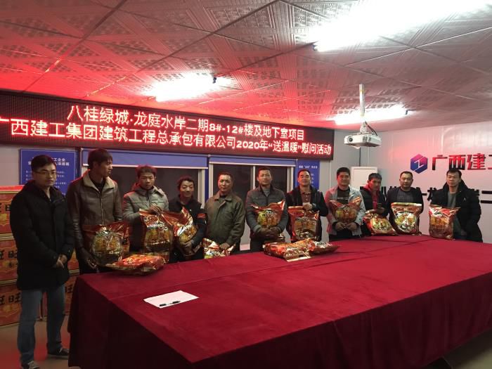 3.3一分公司龙庭水岸项目职员领取慰问品。。。。。。李挺 摄700.jpg