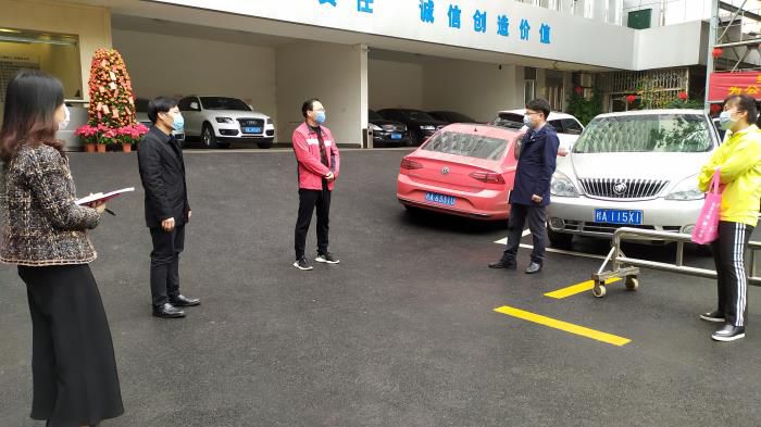 1检查交流现场 郑诗宝 摄700.jpg