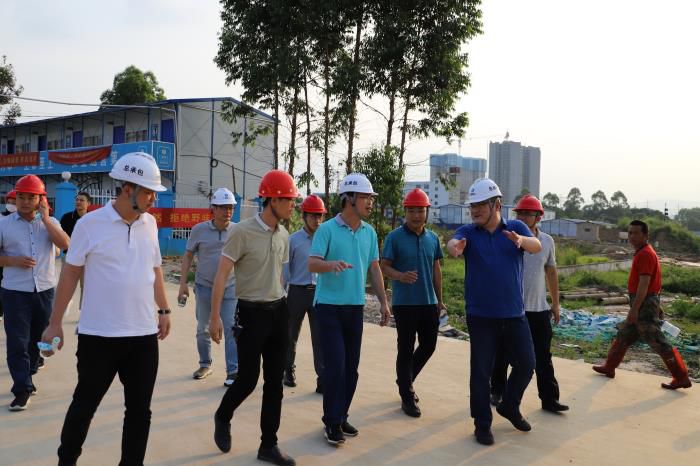 21.1陈祖训到贺州棚改项目调研。。。。侯健杰 摄700.JPG