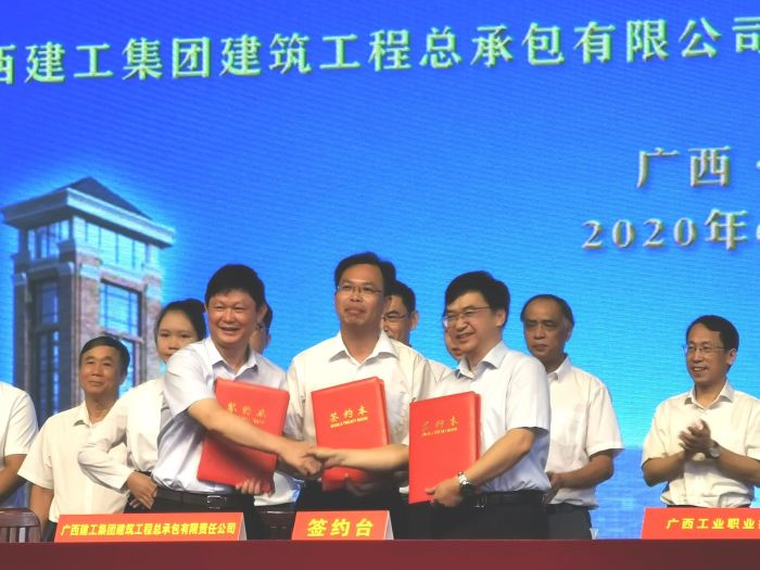 签约现场。。。 王瑾贞 摄.jpg