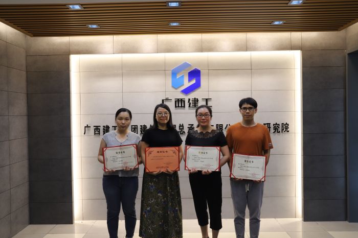 获奖个人合影 周煜川 摄.jpg