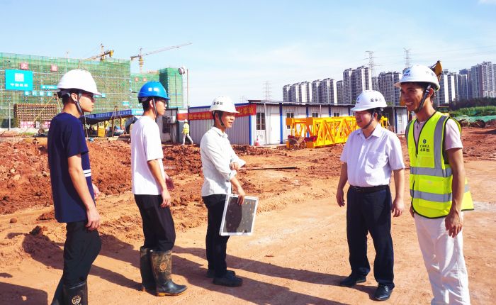 （备选。。。。┽⒁迳钊胂殖∩蟛，，，，并与青年治理员亲热攀谈。。。。。谢微旋 摄.jpg