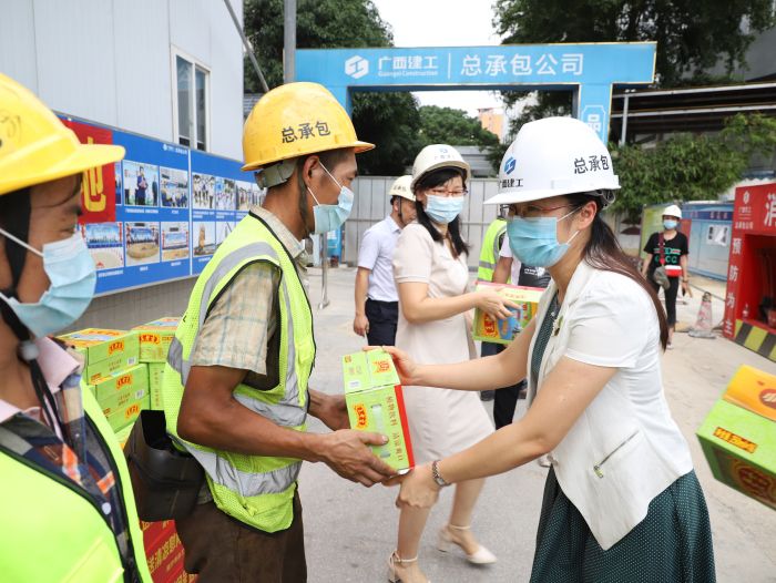 发放清凉饮品。。李立云 摄.jpg