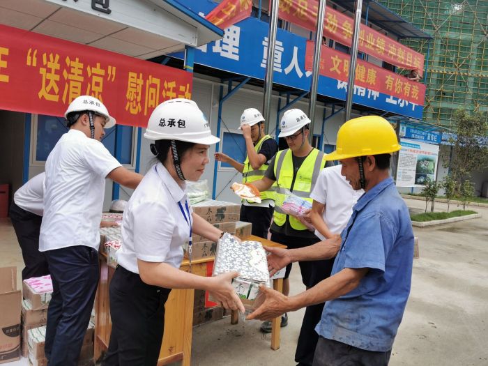 黄春玲给农民工送上清凉慰问品。。。 王瑾贞 摄.jpg