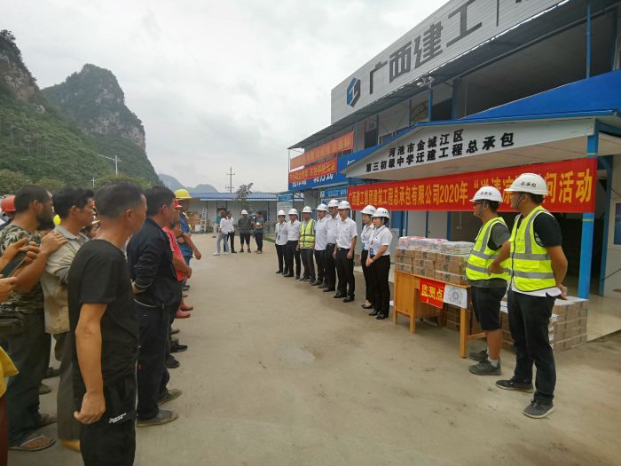 送清凉慰问活动现场。。。贺勇 摄.jpg