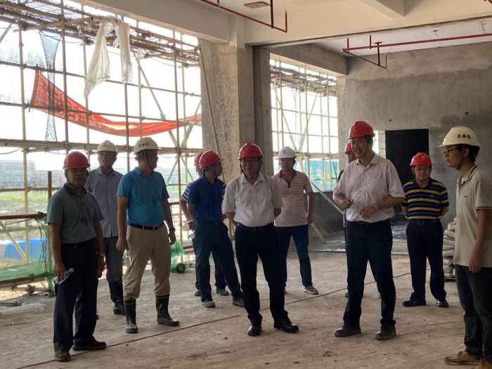 1实地审查东B-1食堂建设情形。。。。韦艳兰 摄.jpg