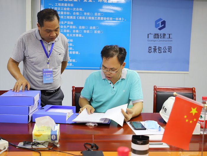 陈祖训检查项目清静资料。。。。 李立云 摄.JPG