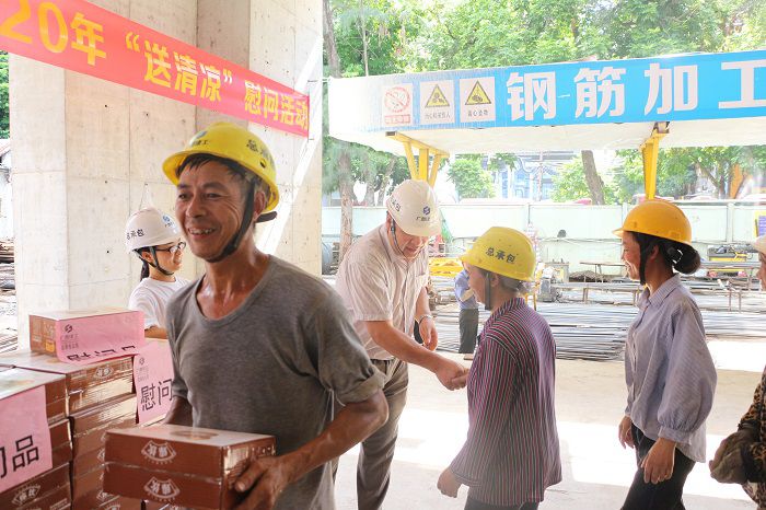 区工业设计院住宅项目送清凉。。。。。张钊林 摄.JPG