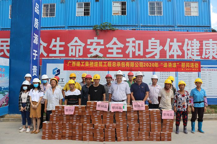 锦官阁项目送清凉。。。。。张钊林 摄.JPG