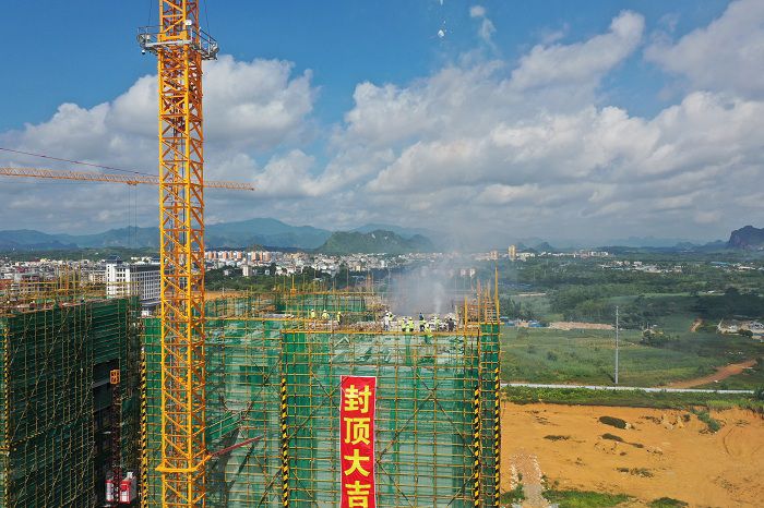 封顶照片。。。。卢瑞阳 摄.JPG