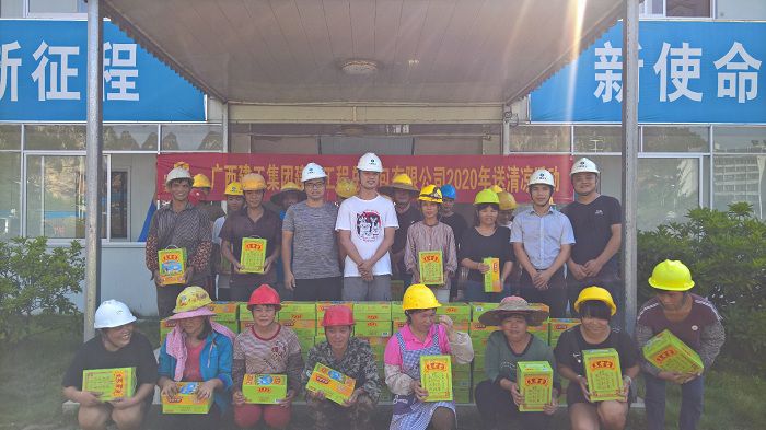 河池高中项目部慰问现场。。 刘西岳 摄.jpg