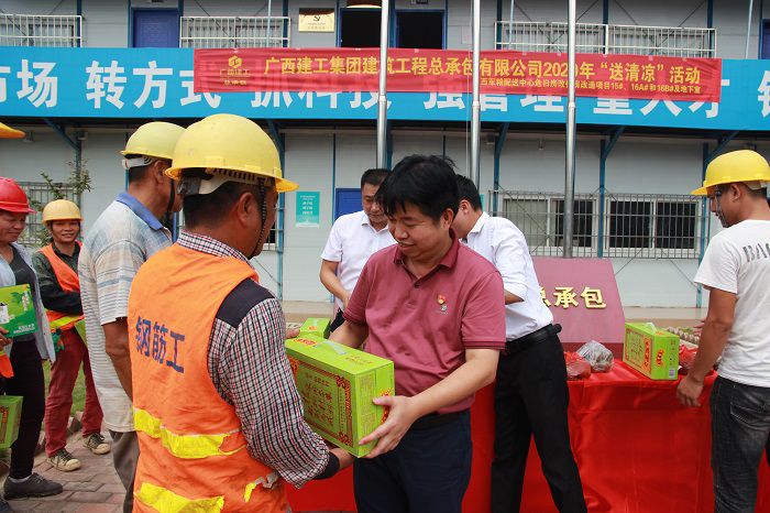 岑廷义在给工人发放慰问品。。。邓灿滨 摄.JPG