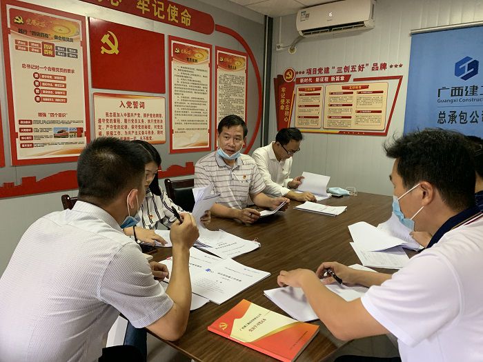 检查组检查质料。。。。 刘萌萌 摄.jpg