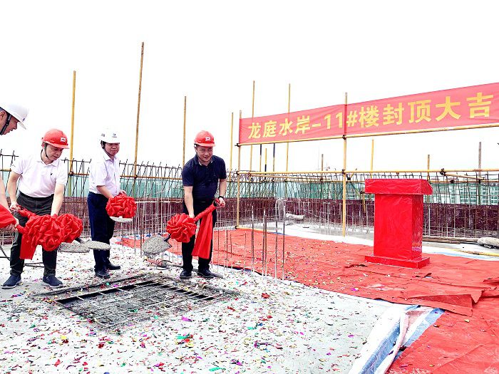 浇筑最后一方混土壤。。。。。周林哲 摄.jpg