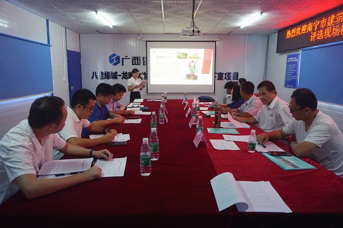 检查组听取事情汇报。。。。。谢微旋 摄.JPG