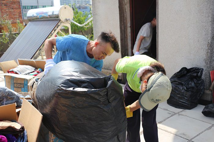 收运垃圾。。。。刘萌萌 摄.JPG