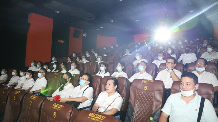 5号厅观影职员合影。。。。邓灿滨 摄.JPG