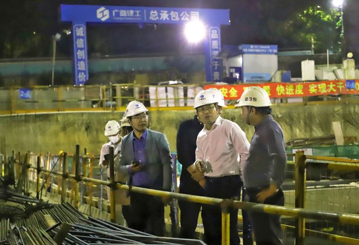 检查现场。。。。 郑诗宝摄.jpg