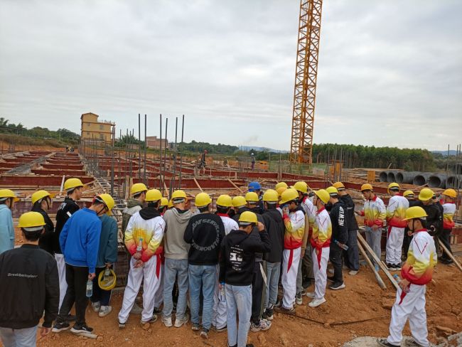 学生观摩学习现场。。。。。龙兆开 摄.jpg