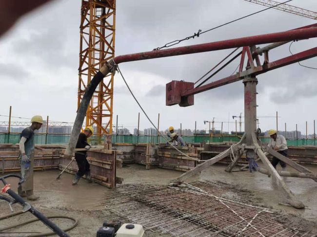 5 8#楼封顶施工现场。。。。刘世威 摄.jpg