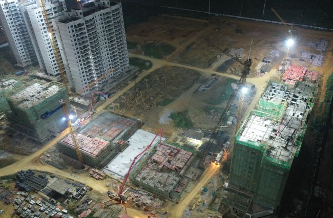 A地块夜间多个楼栋同时浇筑混凝土。。。。。。卢瑞阳 摄.jpg