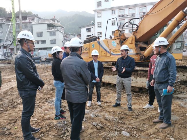 【曾总】到金秀民族小学项目检查。；；；；；魄旄 摄.jpg