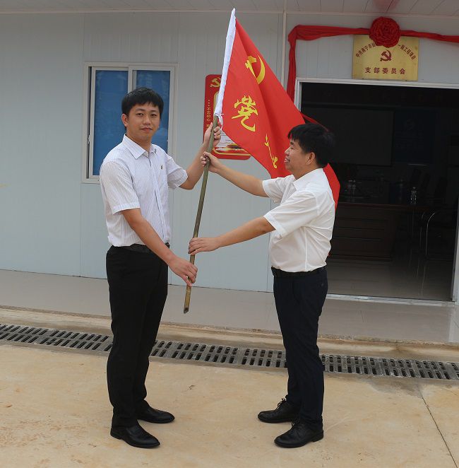 授旗仪式。。。。。张钊林 摄（修图）.jpg