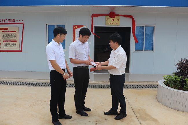 赠予红色书籍。。。。。张钊林 摄（修图）.jpg