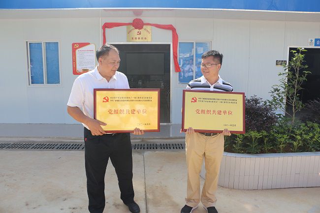 互赠牌匾。。。。。张钊林 摄（修图）.jpg