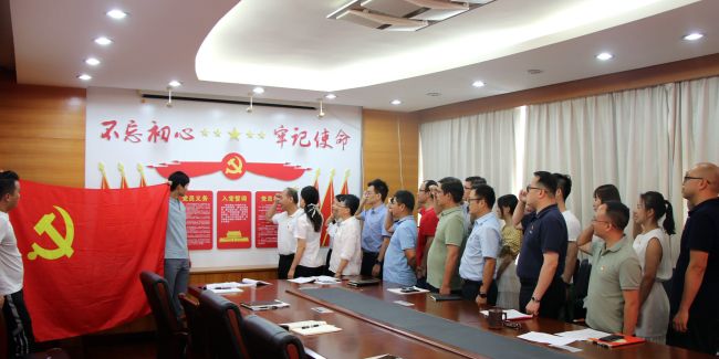 重温入党誓词。。。。。。王威海  摄.jpg