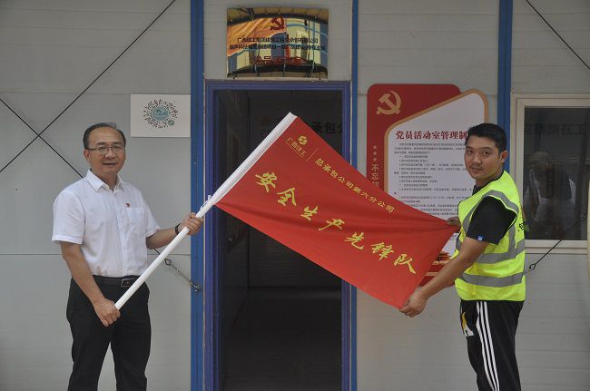 授旗现场。。王瑾贞 摄（修图）.jpg