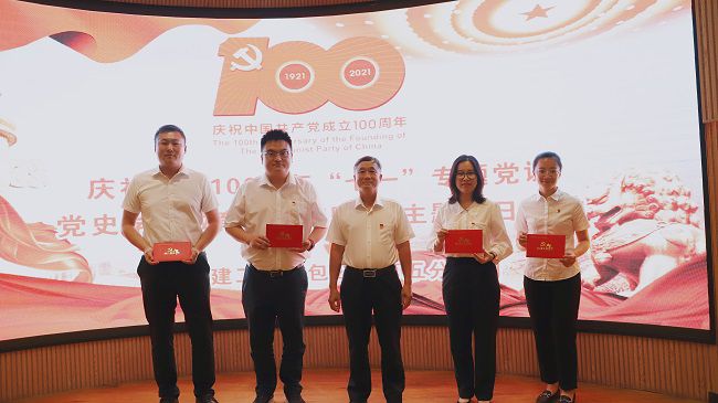 赠予政治生日贺卡合影。。。卢勤 摄（修图）.jpg