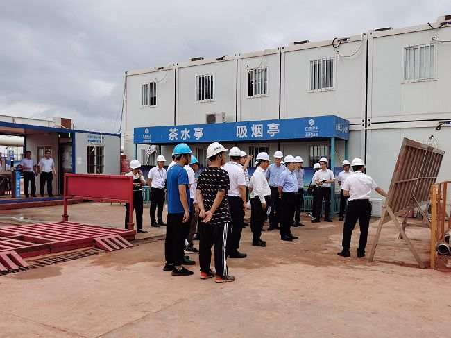 孙大光在听取项目情形汇报。。。。。。祁建强 摄（修图）.jpg