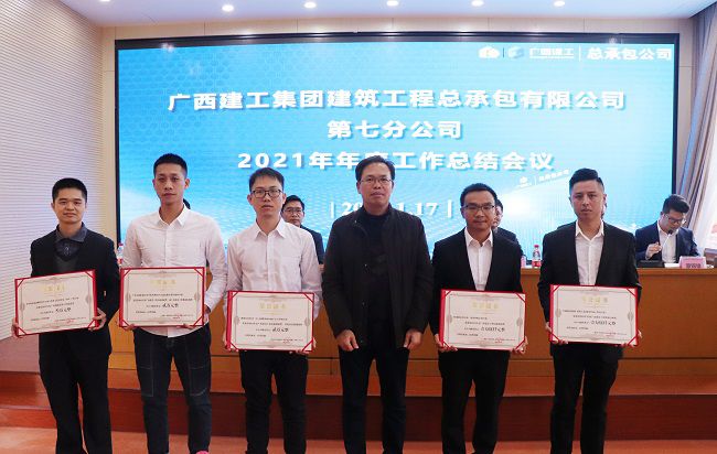 陈祖训为获奖职工揭晓证书。。。。周煜川 摄（修图）.jpg