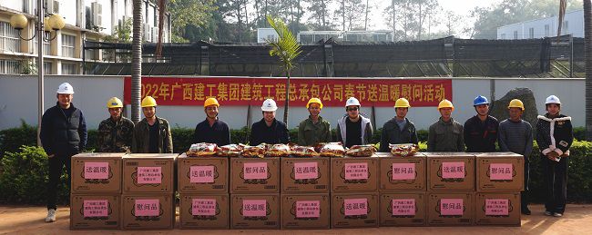 （修图）与一线工人合影。。。谢微旋 摄.jpg