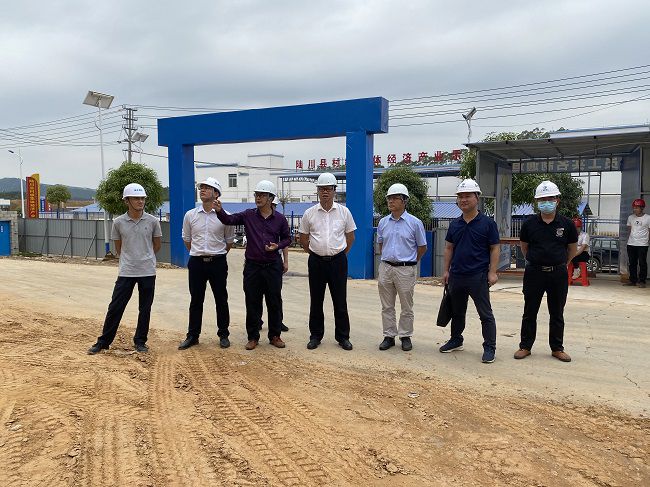 蔡桂全（右四）在项目检查。。。。。廖益通 摄（修图）.jpg