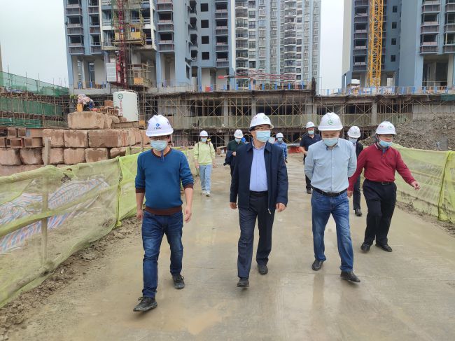 检查施工质量。。。。。。梁观德 摄（修图）.jpg